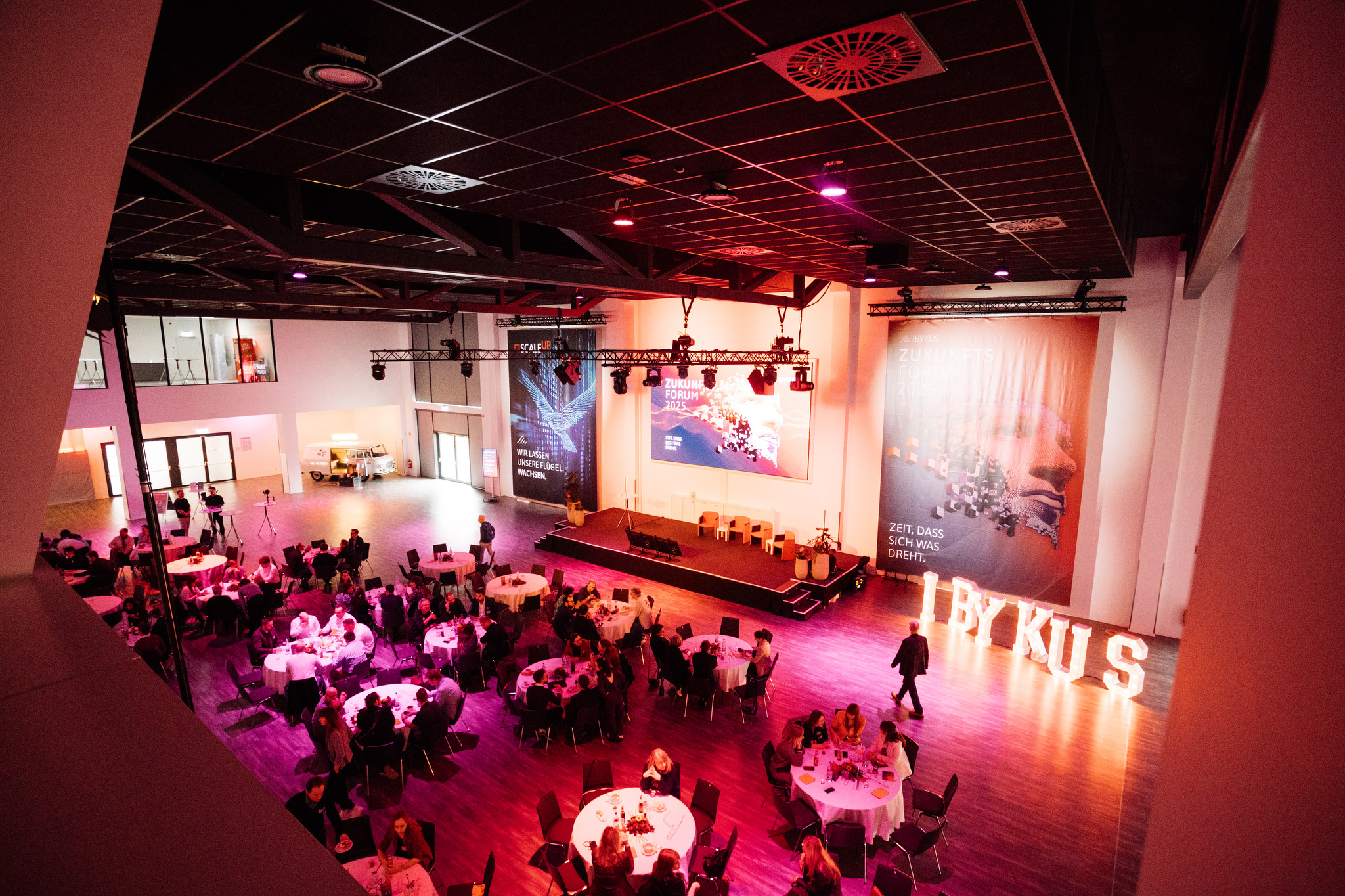 Blick in einen Saal mit Bestuhlung und Bühne