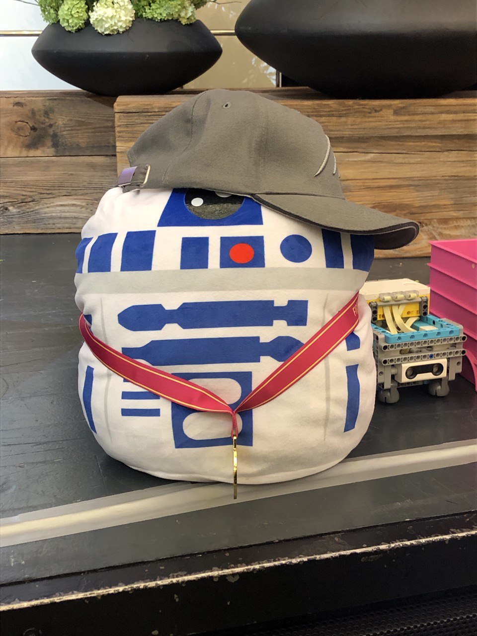 Ein Kuscheltier von C3PO aus Star Wars mit einer Medaille
