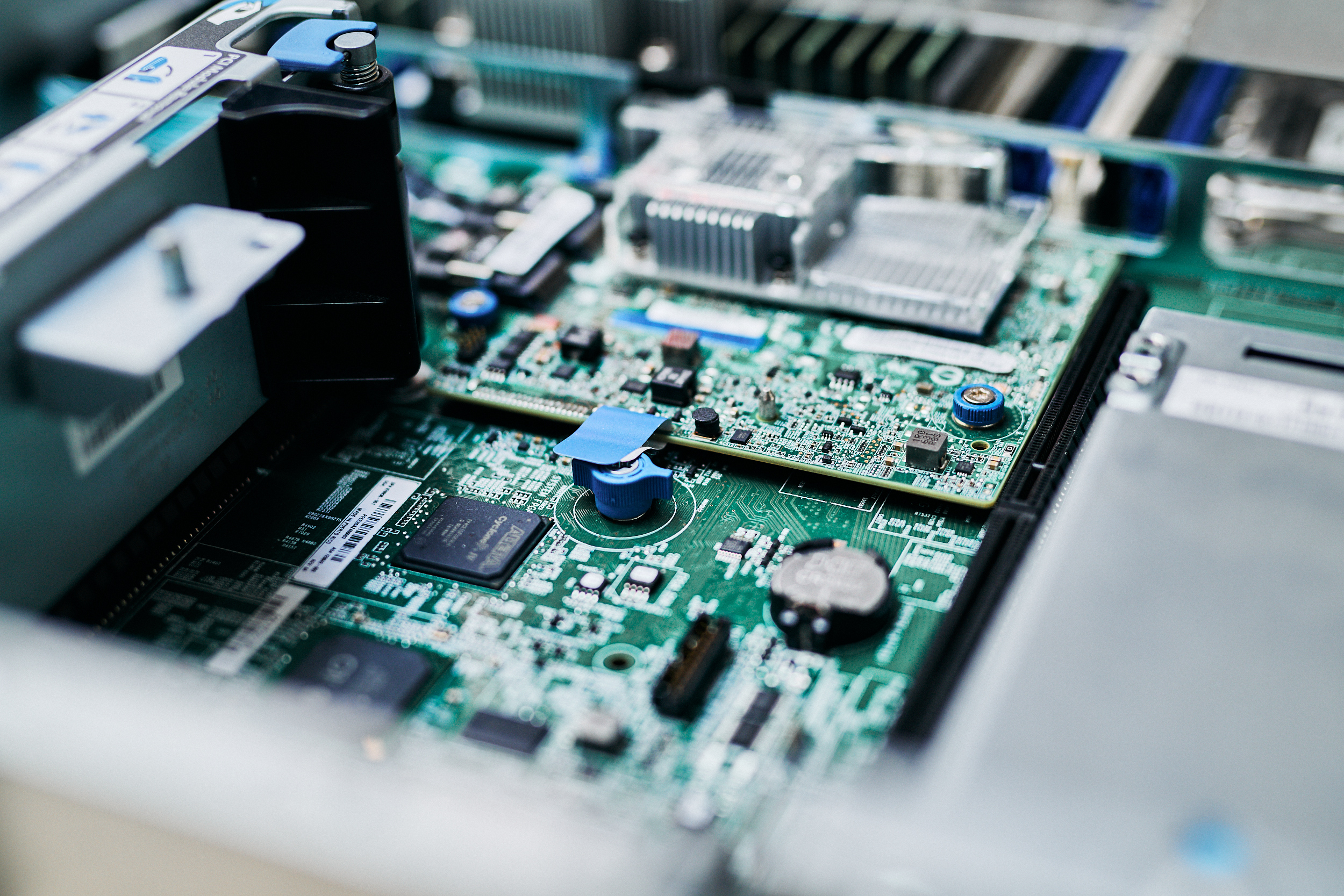 Detailaufnahme eines Server-Innenlebens mit Hauptplatine und Prozessor-