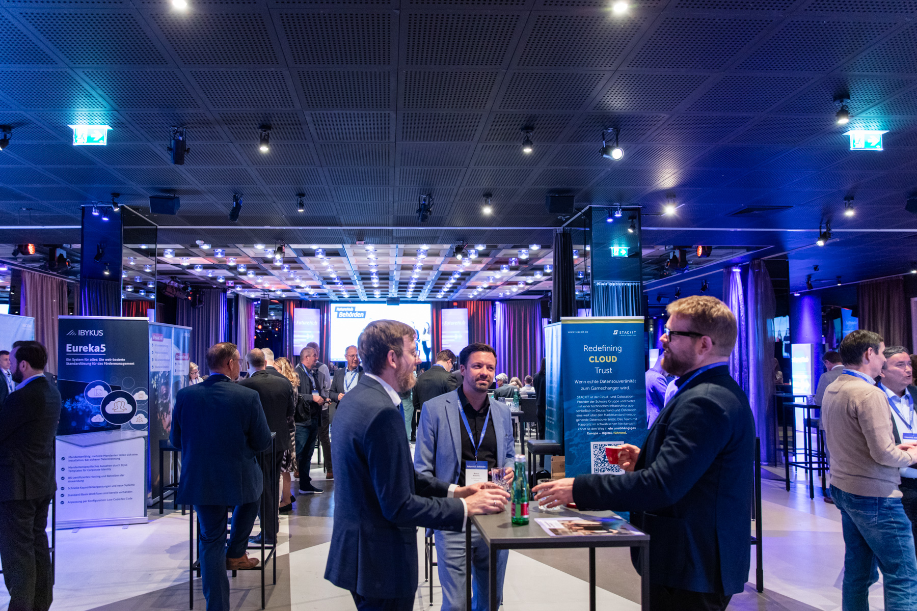 Einblick in die Messehalle mit Besuchenden