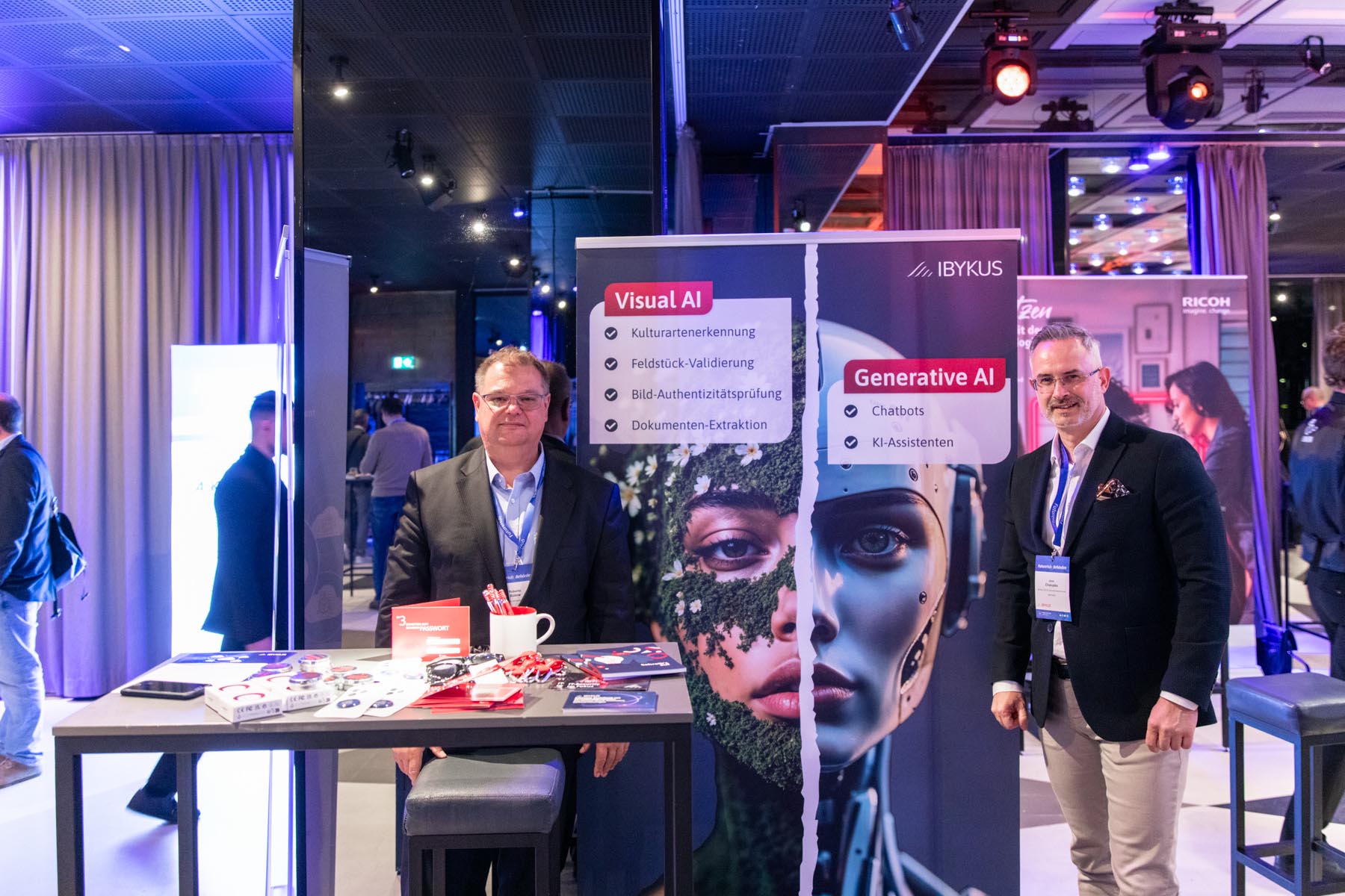 Zwei Mitarbeitende der IBYKUS an unserem Messestand