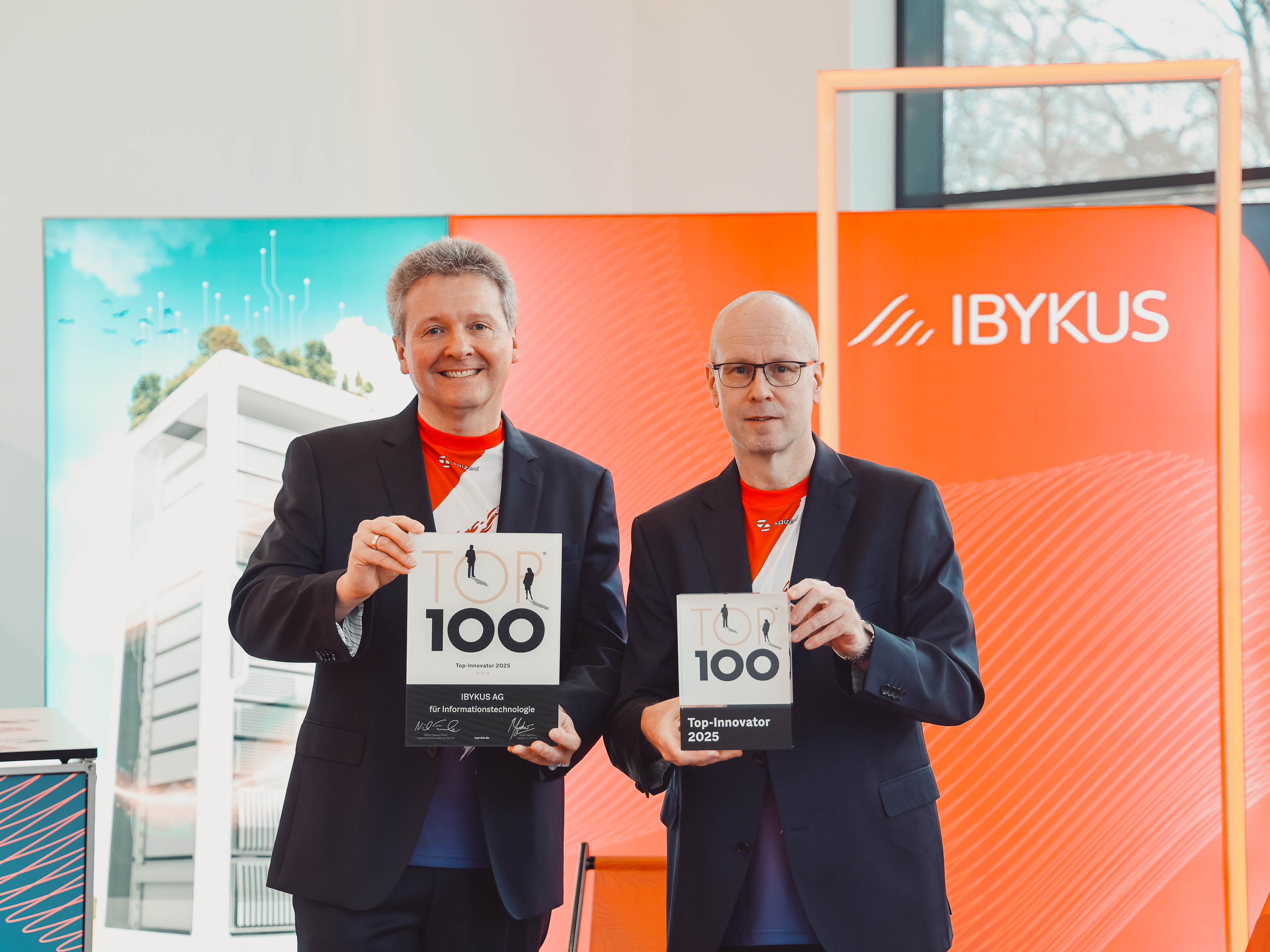 Der Vorstand der IBYKUS AG in den Händen halten beide die Auszeichnung der TOP 100