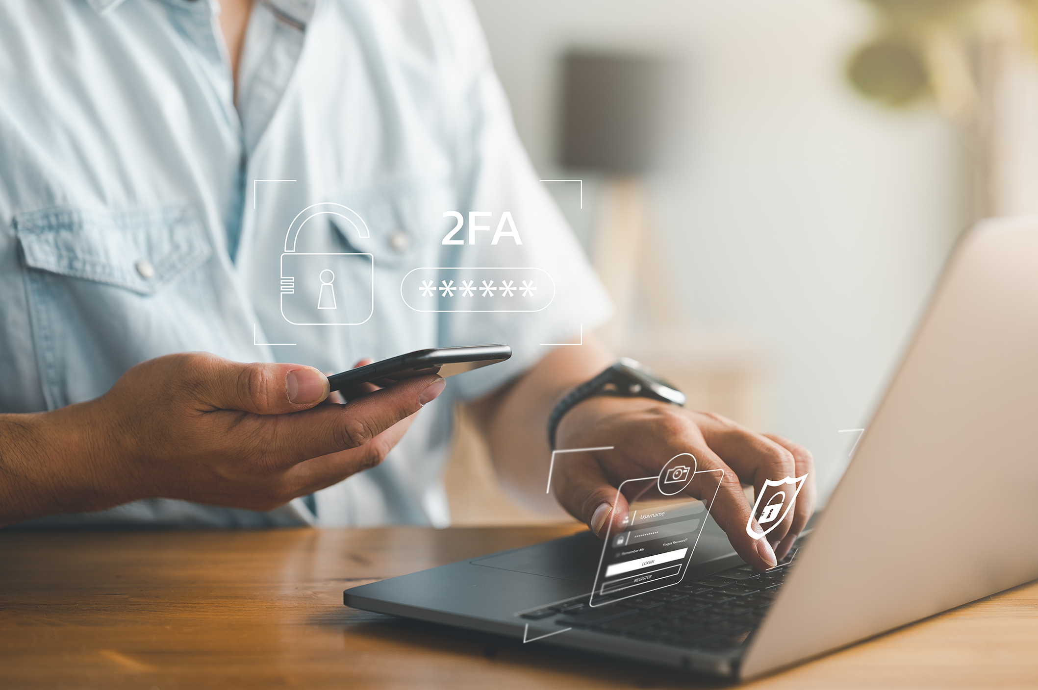 Eine Person hält ein Smartphone in der Hand, während sie einen Laptop bedient. Smartphone-Schutz mit Zwei-Faktor-Authentifizierung, Cybersicherheit und Datenschutz Daten schützen. 