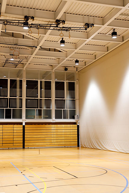 Industrie-Hallenstrahler BEAM - Anwendung in Sporthallen Industrie-Hallenstrahler BEAM - Anwendung in Sporthallen