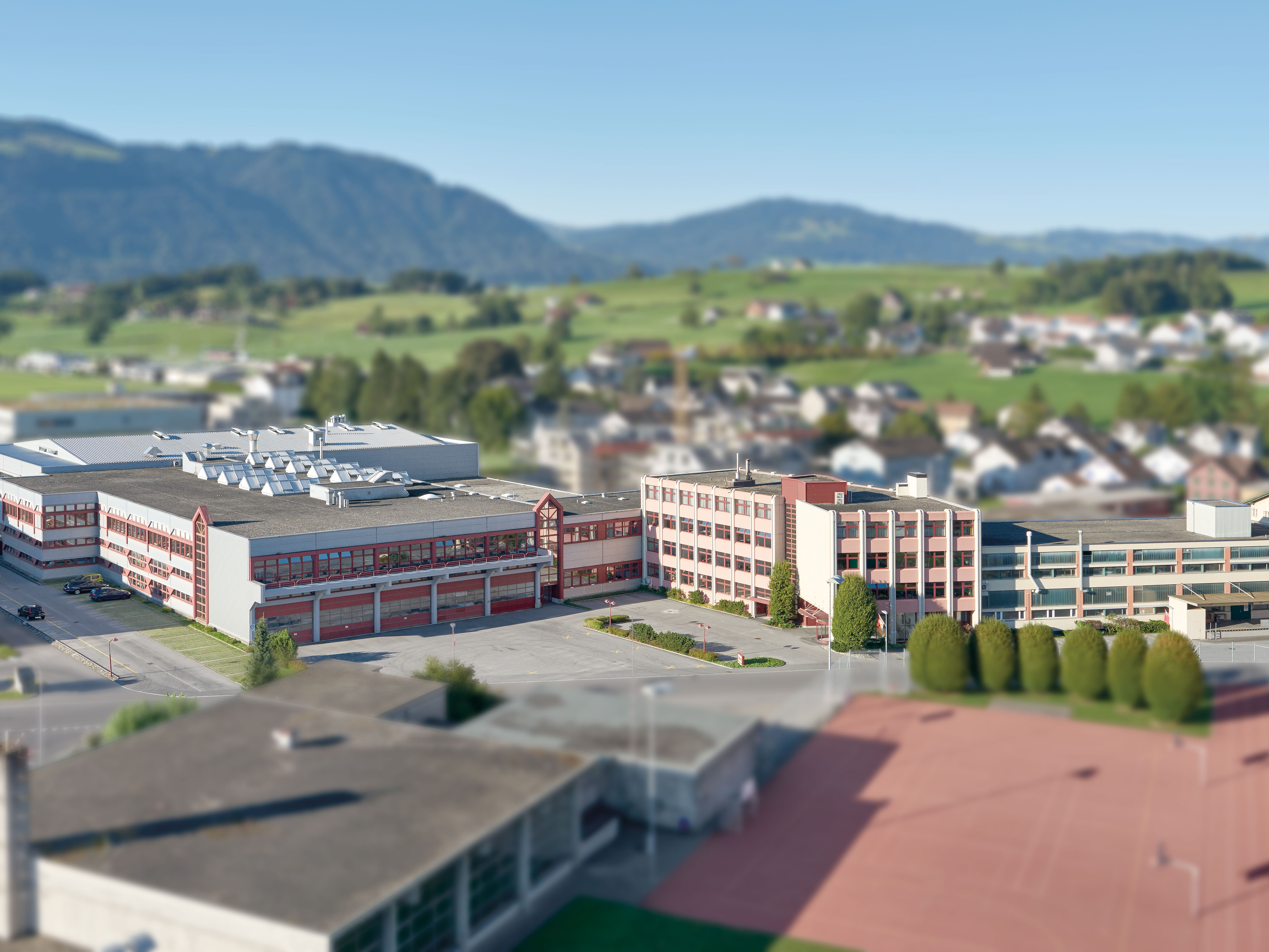 [Translate to Français:] Das Firmengebäude des Schweizer Leuchtenherstellers Tulux in Tuggen