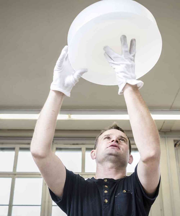 Garantie und Beständigkeit - SWISS LIGHT CREATIONS Wir entwickeln, testen und produzieren unsere Standard- und Sonderleuchten Schritt für Schritt selbst. Dadurch sind wir auch imstande, Leuchten jederzeit nachzuproduzieren.